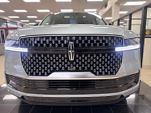 GRAY MIST METALLIC TRI-COAT 2026 Lincoln Navigator Reserve