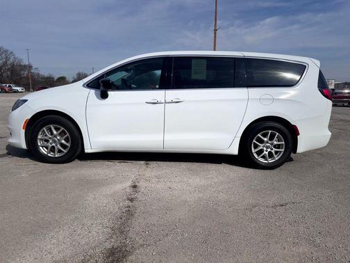 2024 Chrysler Voyager LX