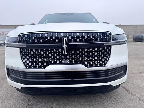 CRYSTAL WHITE METALLIC CC 2026 Lincoln Navigator Reserve