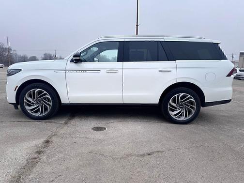 CRYSTAL WHITE METALLIC CC 2026 Lincoln Navigator Reserve
