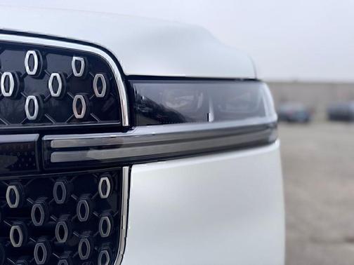 CRYSTAL WHITE METALLIC CC 2026 Lincoln Navigator Reserve