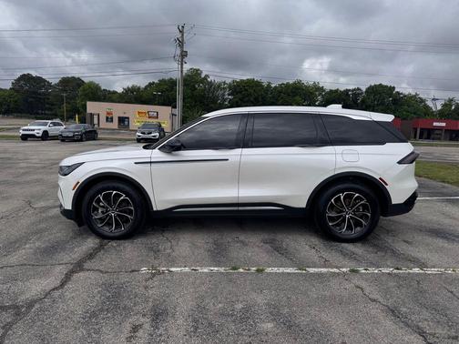 WHITE PLATINUM MET 3C 2025 Lincoln Nautilus Premiere