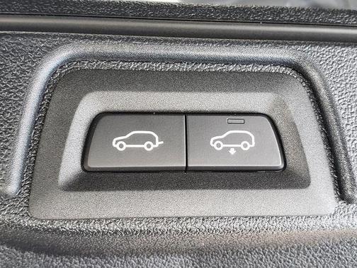 Mineral White Metallic 2026 BMW X7 xDrive40i