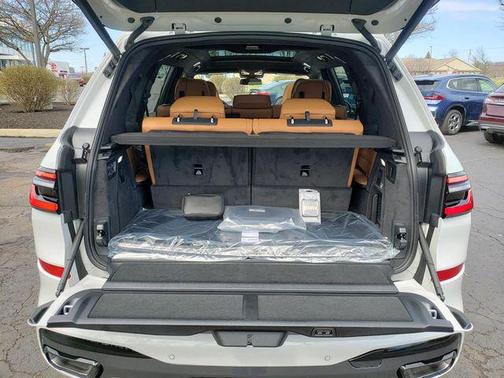 Mineral White Metallic 2026 BMW X7 xDrive40i