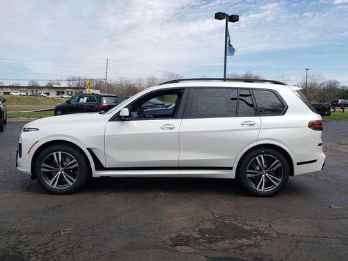 Mineral White Metallic 2026 BMW X7 xDrive40i