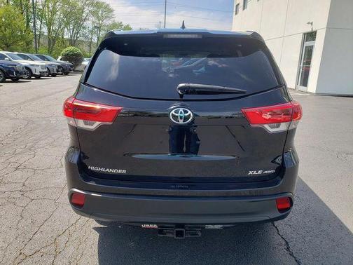 Midnight Black Metallic 2019 Toyota Highlander XLE