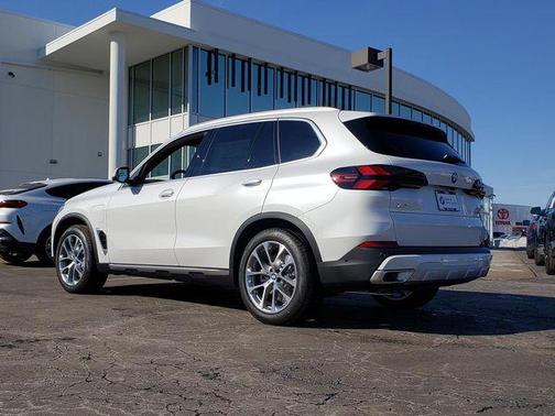 Mineral White Metallic 2026 BMW X5 PHEV xDrive50e