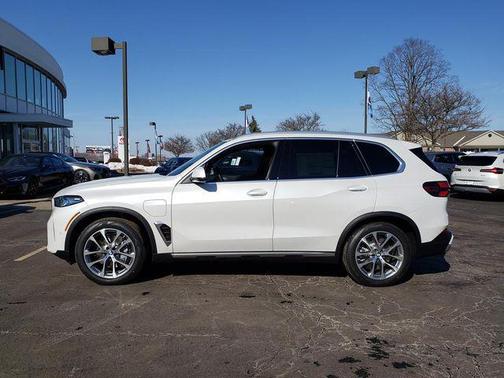 Mineral White Metallic 2026 BMW X5 PHEV xDrive50e