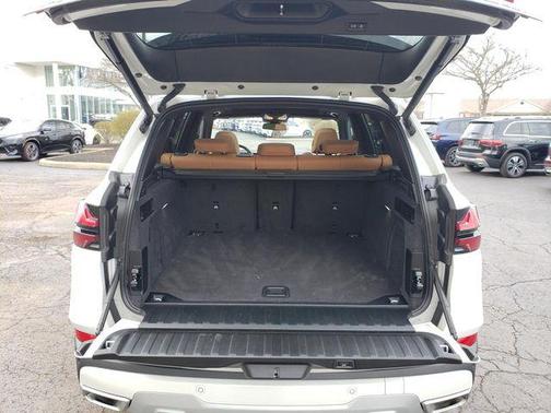 White Metallic 2024 BMW X5 xDrive40i