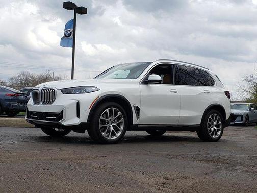White Metallic 2024 BMW X5 xDrive40i