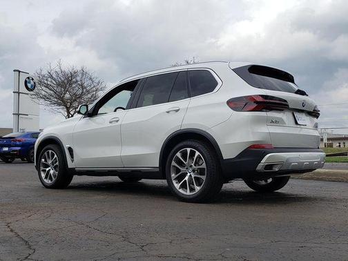 White Metallic 2024 BMW X5 xDrive40i