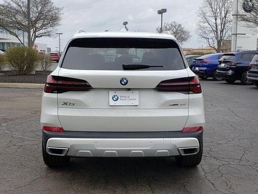 White Metallic 2024 BMW X5 xDrive40i