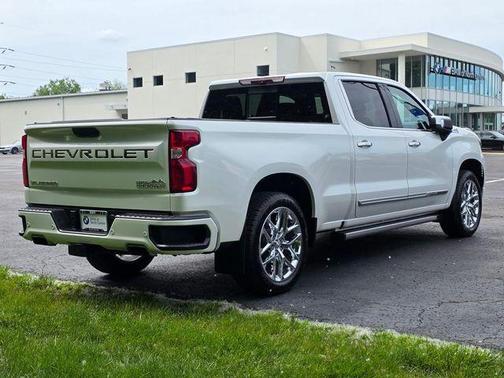 Iridescent Pearl Tricoat 2022 Chevrolet Silverado 1500 High Country