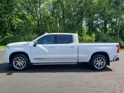 Iridescent Pearl Tricoat 2022 Chevrolet Silverado 1500 High Country