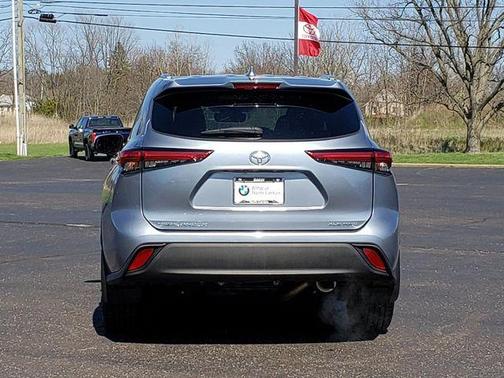 Moon Dust 2021 Toyota Highlander XLE