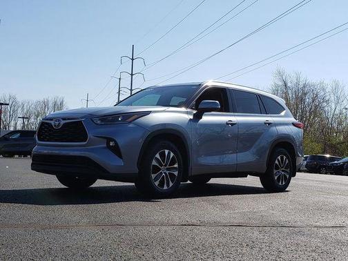 Moon Dust 2021 Toyota Highlander XLE