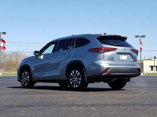 Moon Dust 2021 Toyota Highlander XLE