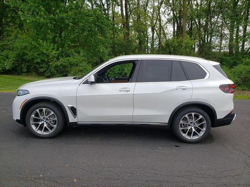 Mineral White Metallic 2026 BMW X5 xDrive40i