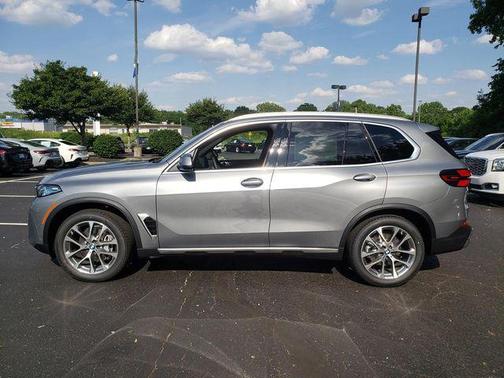 Skyscraper Grey Metallic 2026 BMW X5 xDrive40i