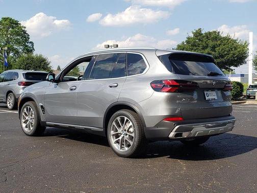 Skyscraper Grey Metallic 2026 BMW X5 xDrive40i