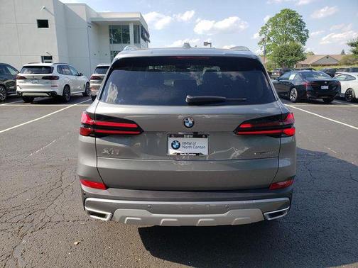 Skyscraper Grey Metallic 2026 BMW X5 xDrive40i