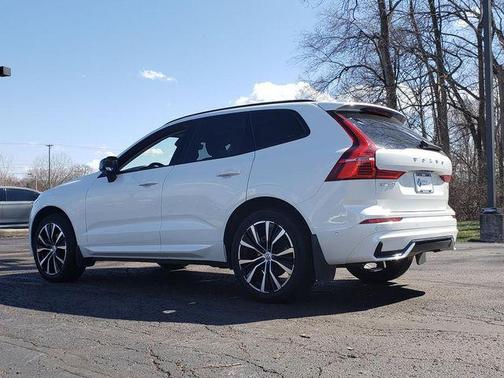 2023 Volvo XC60 B5 Ultimate Dark Theme