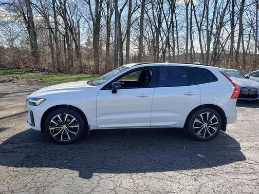 2023 Volvo XC60 B5 Ultimate Dark Theme