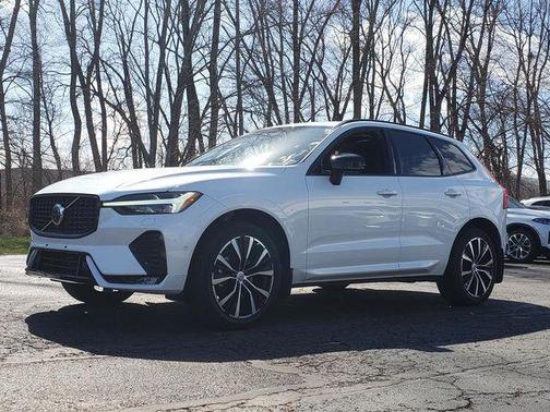 2023 Volvo XC60 B5 Ultimate Dark Theme