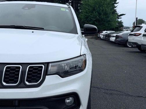 Bright White Clearcoat 2024 Jeep Compass Latitude