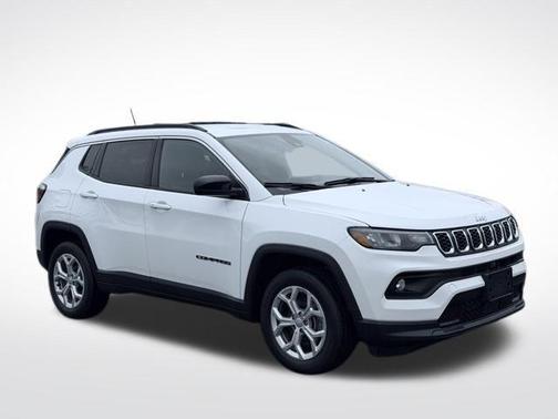 Bright White Clearcoat 2024 Jeep Compass Latitude