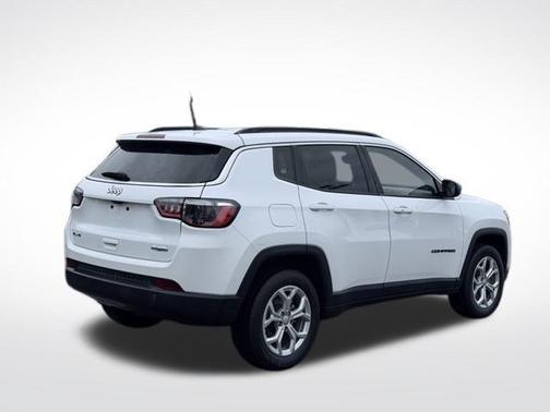 Bright White Clearcoat 2024 Jeep Compass Latitude