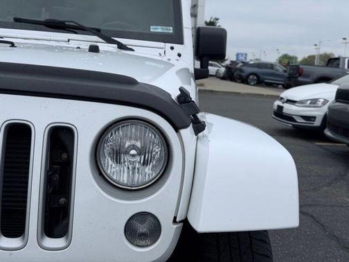 Bright White Clearcoat 2018 Jeep Wrangler JK Unlimited Sahara