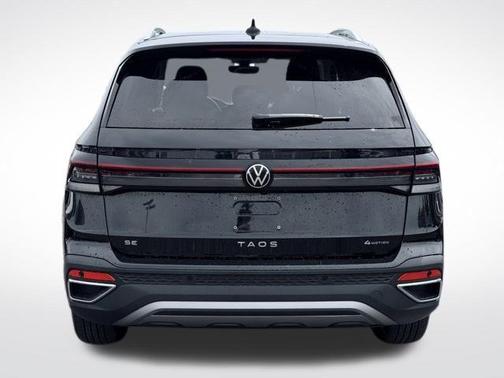 Deep Black Pearl Effect 2025 Volkswagen Taos 1.5T SE