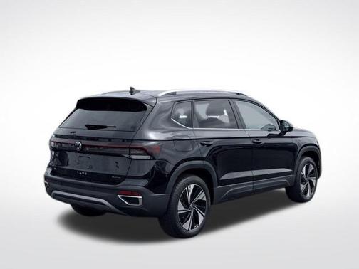 Deep Black Pearl Effect 2025 Volkswagen Taos 1.5T SE
