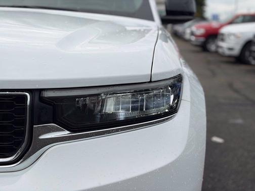 Bright White Clearcoat 2023 Jeep Grand Cherokee L Laredo
