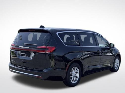 Diamond Black 2025 Chrysler Pacifica Select