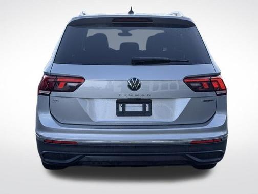 Pyrite Silver Metallic 2024 Volkswagen Tiguan 2.0T SE