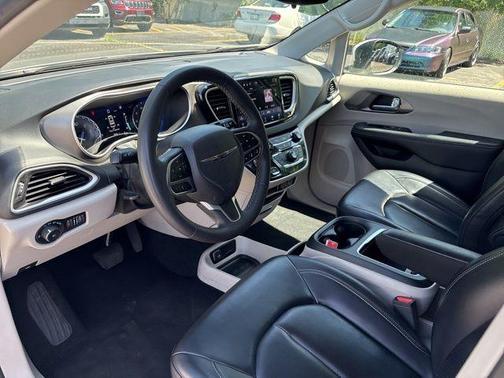 2023 Chrysler Pacifica Touring-L