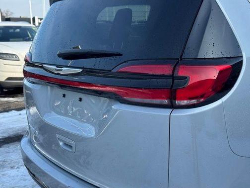 2024 Chrysler Pacifica Touring-L