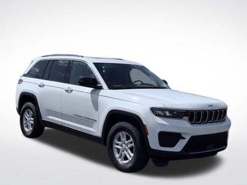Bright White Clearcoat 2023 Jeep Grand Cherokee Laredo