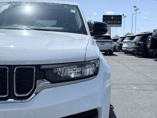 Bright White Clearcoat 2023 Jeep Grand Cherokee Laredo