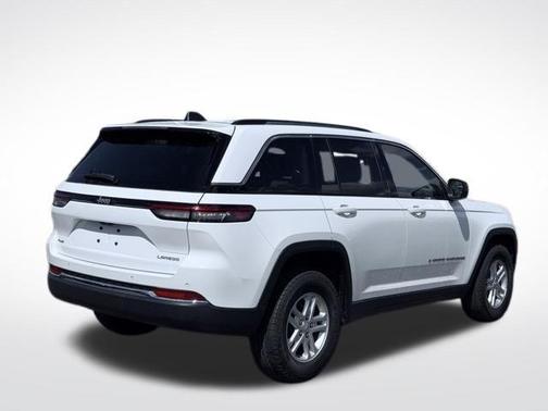 Bright White Clearcoat 2023 Jeep Grand Cherokee Laredo