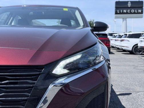 Garnet Pearl Me 2024 Nissan Altima 2.5 SV