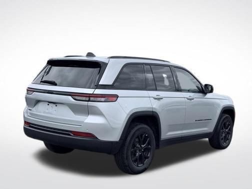 Silver Zynith 2025 Jeep Grand Cherokee Laredo
