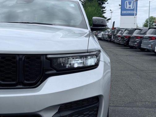 Silver Zynith 2025 Jeep Grand Cherokee Laredo