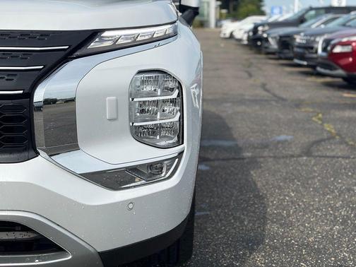 White Diamond 2024 Mitsubishi Outlander SE