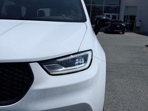 Bright White Clearcoat 2025 Chrysler Pacifica Limited