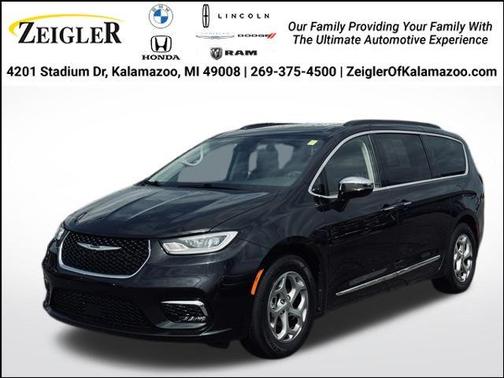 Brilliant Black Crystal Pearlcoat 2023 Chrysler Pacifica Limited