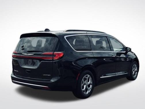 Brilliant Black Crystal Pearlcoat 2023 Chrysler Pacifica Limited