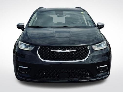 Brilliant Black Crystal Pearlcoat 2023 Chrysler Pacifica Limited